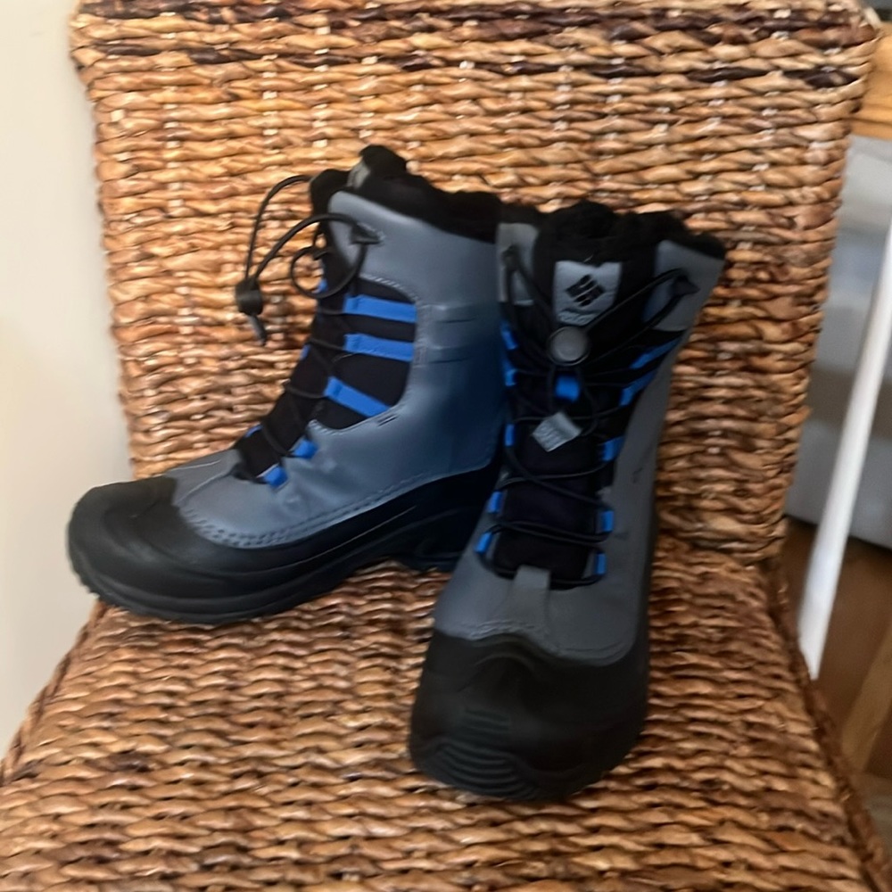 Columbia big boys size 7 snow boots.  Used once.